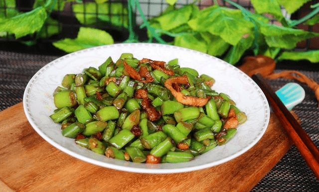 豆角炒肉末的详细步骤 f5e28f98fbeb4d5d92f8bd8bb8b2127a.png