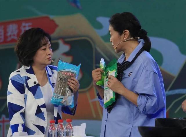 鞠萍|倪萍、鞠萍两位姐姐同框：俩名嘴汇聚一堂，54岁鞠萍越来越有韵味