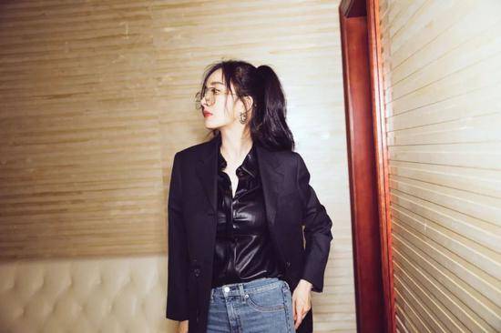 杨幂|靠一根发圈就变得又潮又粉嫩 杨幂也太会了吧