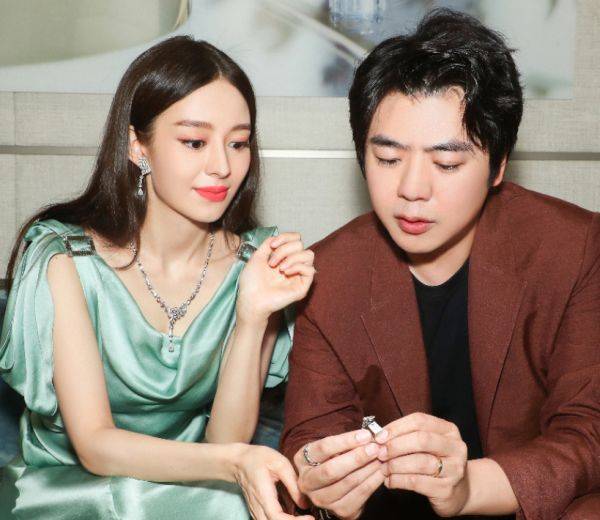 郎朗|又被吉娜美到！穿“无痕裙”大胆露面，同行郎朗的眼神亮了