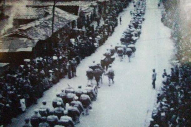 ▲1952年2月20日，中国人民解放军进驻昆明，云南全境解放。▲卢汉迎接人民