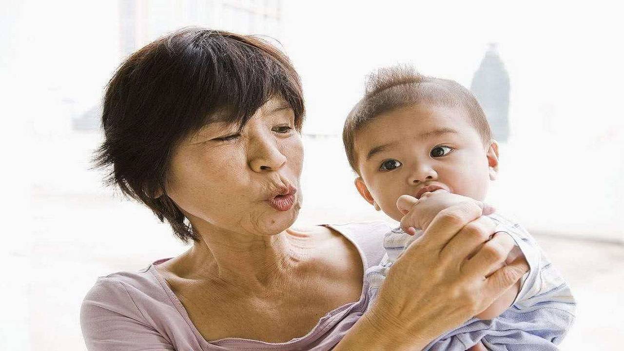 老人带娃虽然是主流,但还是该让孩子跟妈妈睡,差距10年后很明显