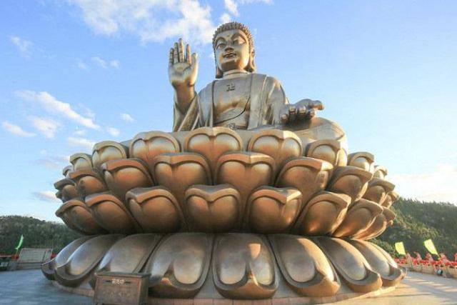 烟台又一"世界第一"火了,5a景区380吨坐佛,位置:中国土豪村
