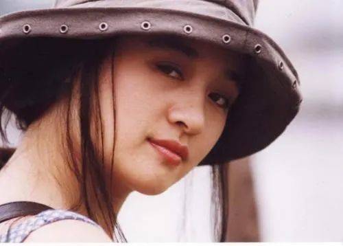 五朵金花|原创人生不易！跟巩俐并称“五朵金花”，爆红过也曾穷到靠一毛钱度日