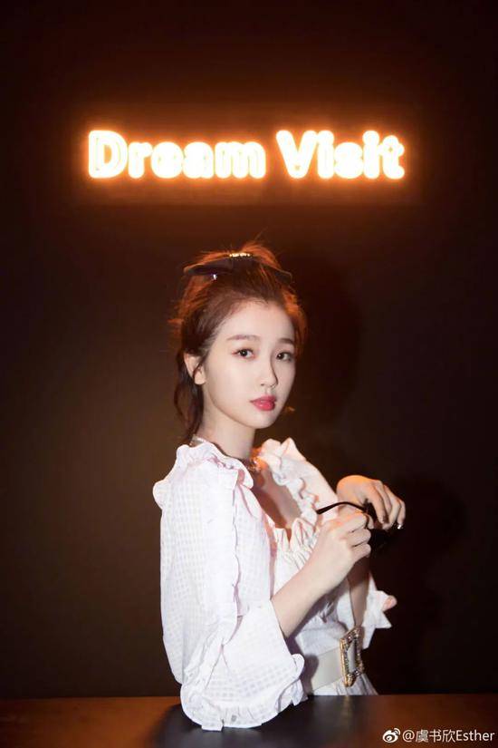 杨幂|靠一根发圈就变得又潮又粉嫩 杨幂也太会了吧