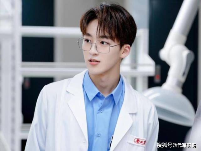 他是当红男团偶像，演唱歌曲陷入抄袭风波，如