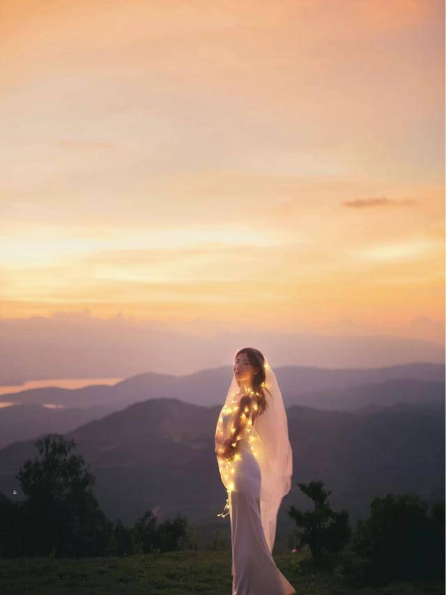 火遍朋友圈的夕阳烟花婚纱照电影风