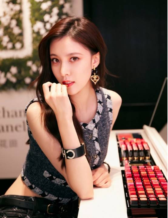 月牙|宋妍霏真会穿,分手后的她大秀“月牙腿”,还把运动裤当裙子穿