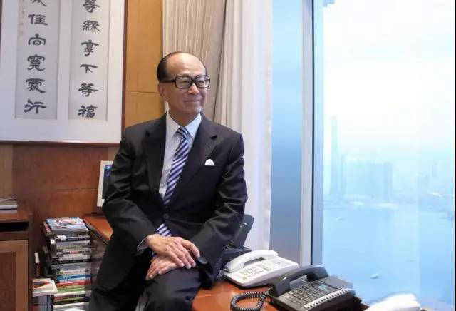 曾助|周凯旋带保镖随行气场足，曾助李嘉诚轻松化解危机，人生顺利逆袭