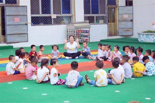 这就需要家长做好相关方面的准备了,孩子在幼儿园要社交,加上家长也