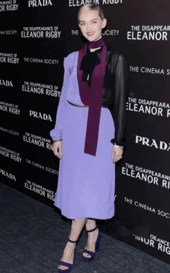 服装|女人过了45岁，少穿黑白灰！多穿这5种“颜色”，非常显气质