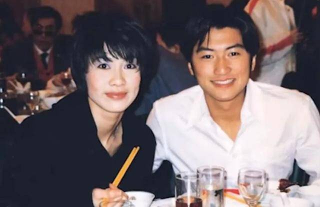 脸色|原创谢霆锋48岁前女友瘦到脱相，皮包骨脸色黑黄，结婚多年仍无子