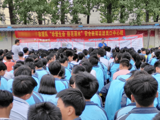 孩子|女童被风筝甩至半空，所幸只是惊吓，群众的举动真的太暖了