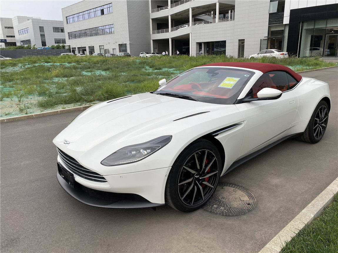 阿斯顿马丁 db11 v8 volante 层云白/绚烂红