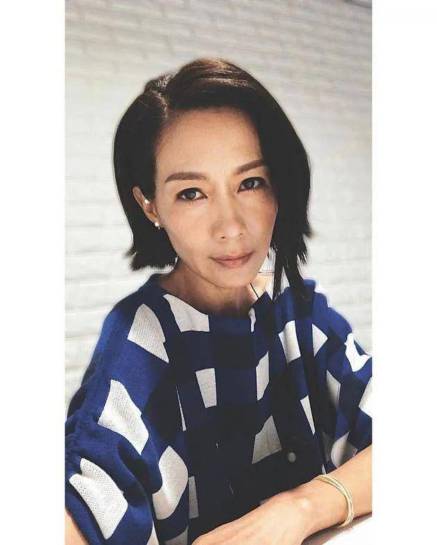 脸色|原创谢霆锋48岁前女友瘦到脱相，皮包骨脸色黑黄，结婚多年仍无子