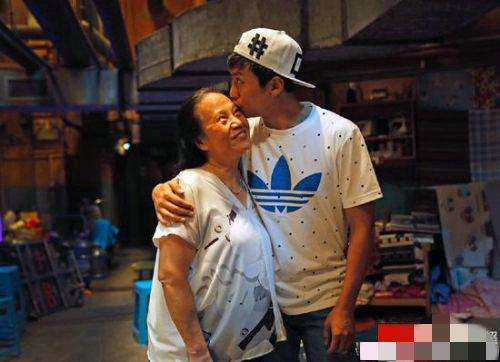 显得|原创邓超妈妈慈眉善目，穿的也很普通，拍照皱纹明显还有老年斑！