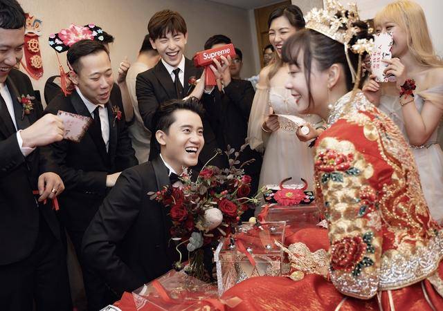 婚礼|原创邓伦当伴郎高清照曝光，婚礼上哭成泪人，拿纸巾擦眼泪变小哭包