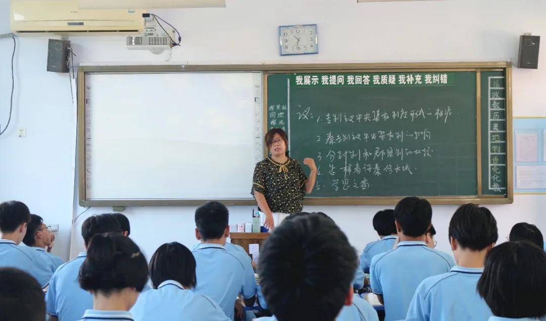 用爱铸就学生良好的素养是王翠萍老师的教育格言.