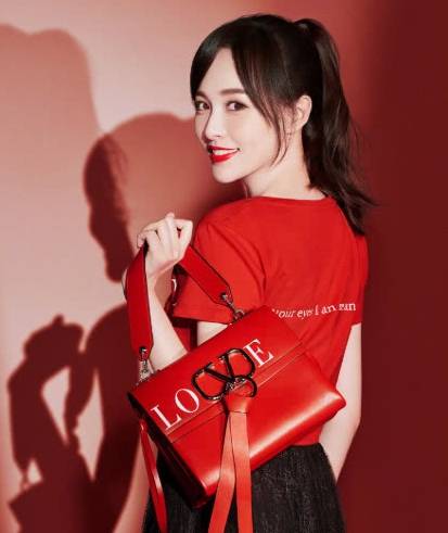 服装|唐嫣愈发会穿搭，杏色雪纺裙好看减龄，这双腿细到没朋友