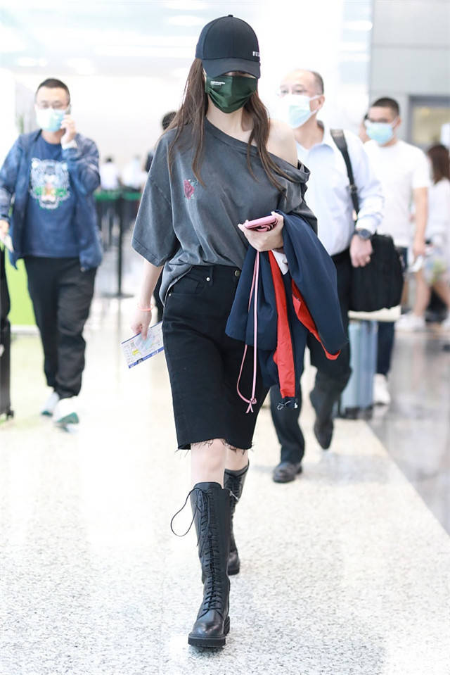 Baby现身机场穿宽松T恤秀香肩,长靴美腿抢镜