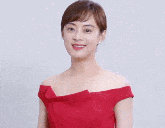 广告|孙俪一袭红裙拍广告，皮肤白嫩似剥了壳的鸡蛋，灵动活力如小姑娘