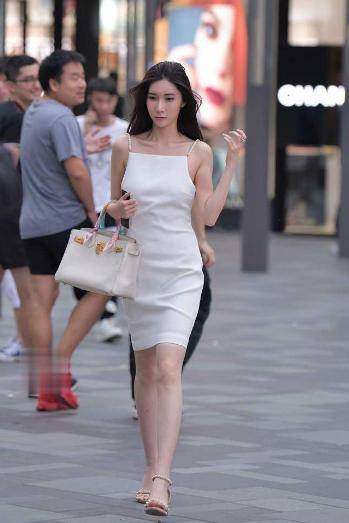 衣服|拿珍珠项链做裙子,还真是个有钱人!