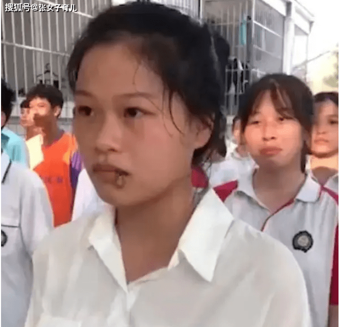 蜜蜂|蜜蜂嘴上爬，动还是不动呢？她的做法很赞，很好地避免被蜜蜂蛰到