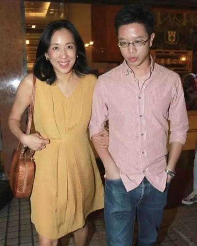 肤色|朱玲玲在街头穿着廉价衣服，肤色蜡黄又粗糙，俨然一个普通老人！