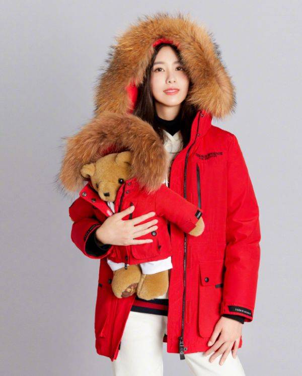 奶茶|陈都灵秀气长发显温柔，长相撞脸“奶茶妹妹”，气质上却差一大截