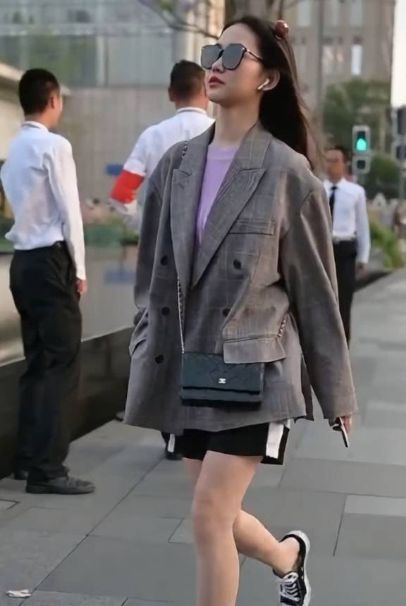 运动裤|“混搭风”悄然火起来了，西装＋运动裤，效果让人太惊喜了