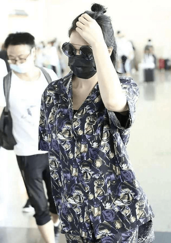 睡衣|张馨予婚后大变样，穿睡衣露面如老干部，这还算“最美军嫂”？