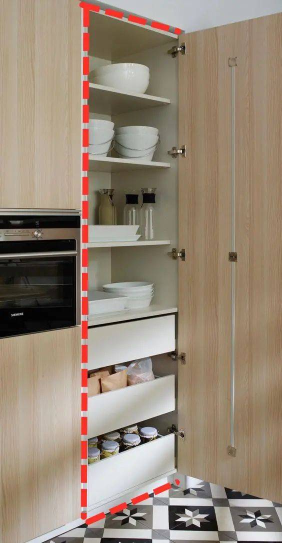 高柜|厨房不实用怪自己，灶台侧面没留空30公分，定制高柜将厨电嵌中间