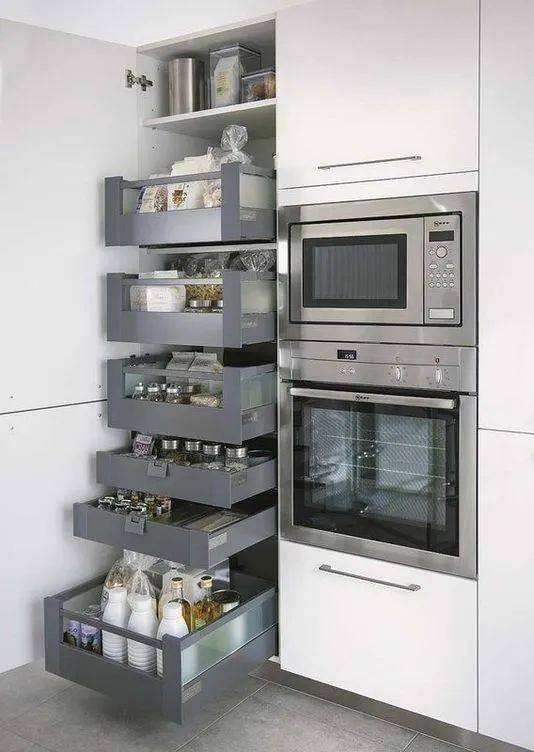 高柜|厨房不实用怪自己，灶台侧面没留空30公分，定制高柜将厨电嵌中间