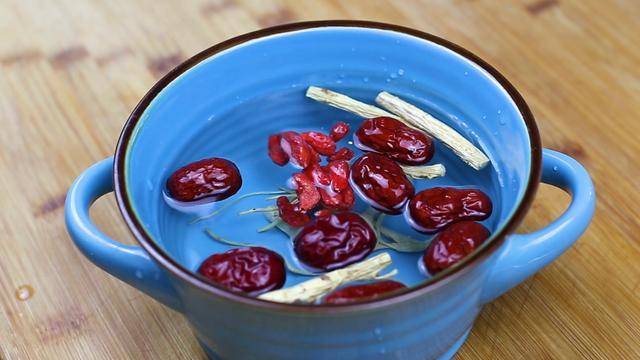 烧什么汤又鲜又好喝 bd36a43d587d4f779640d216a2ea989e.jpeg