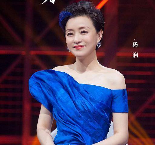 杨澜|52岁杨澜＂出山＂回主持台！穿性感礼服惊艳开场，比＂浪姐＂美