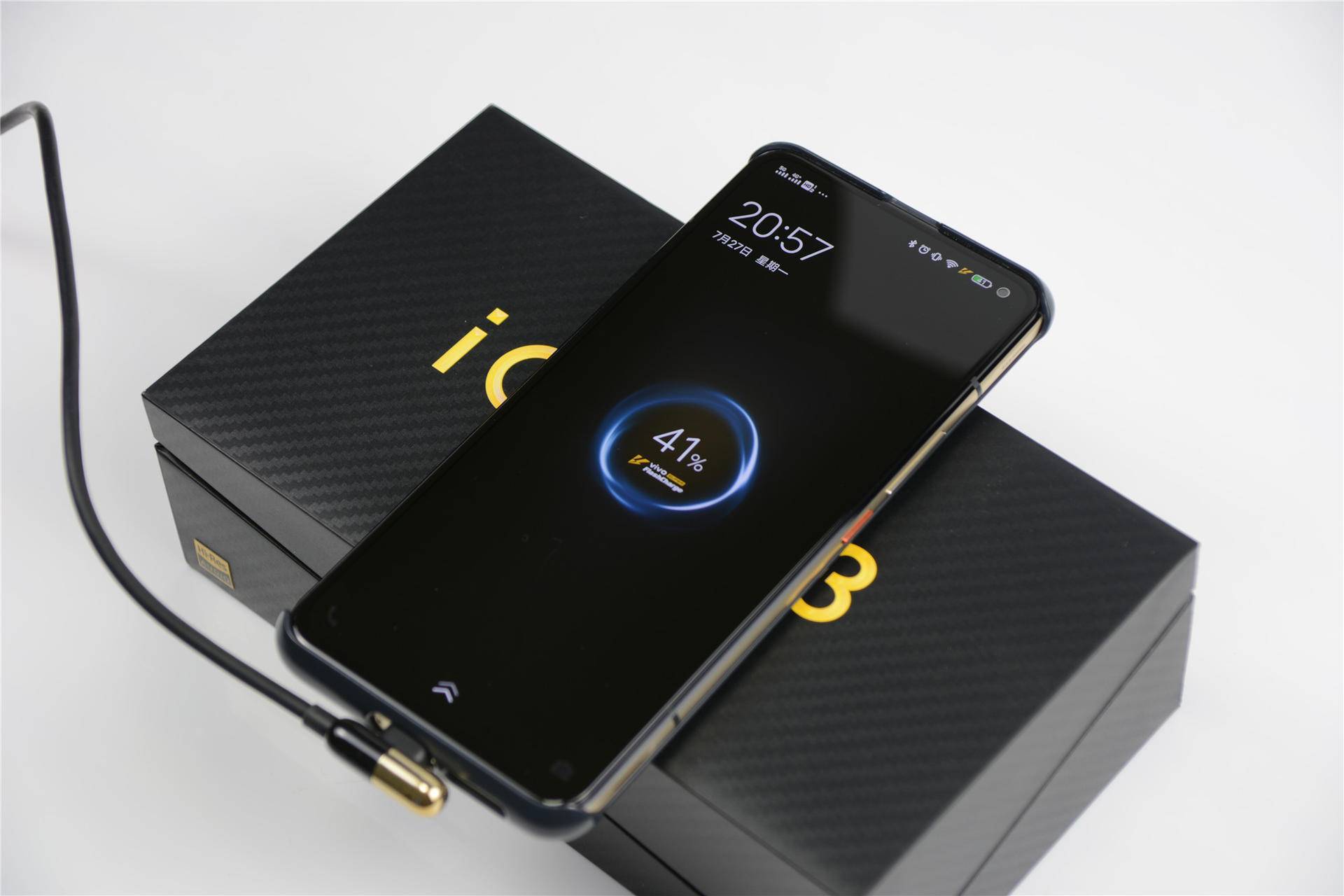 手感|iQOO 3变形金刚限量版，手感一流，要的就是这个范儿