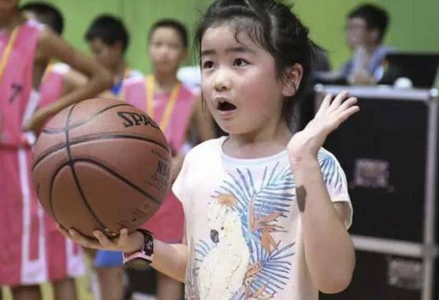 黄多多|10岁就长到1米7，网友：饮食很重要有种“基因”叫姚明女儿