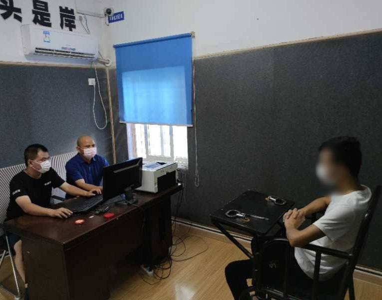 拉你进入微信群，骗你百万炒股金  嫌疑人逃回家