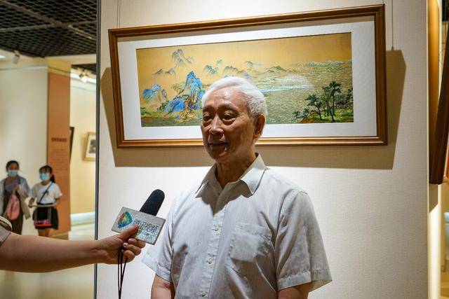 故宫博物院原副院长张之铸先生介绍千里江山图展览现场,有苏绣非遗