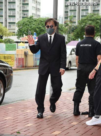 陈木胜家属希望低调出殡，儿子手捧父亲遗照，