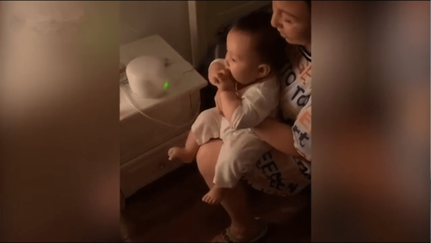 宝宝|亲妈爆笑调侃：满眼都是吃的6个月宝宝用手抓加湿器的水雾火了