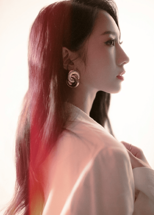 短裤|孟美岐不愧是“女团队长”,短裤秀出大长腿,个性低调超有范