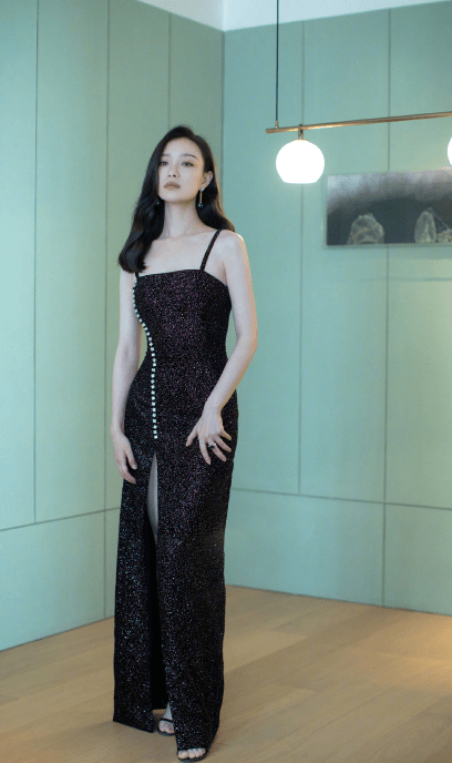 连衣裙|倪妮穿黑色吊带连衣裙，大秀完美好身材，风情万种令人着迷