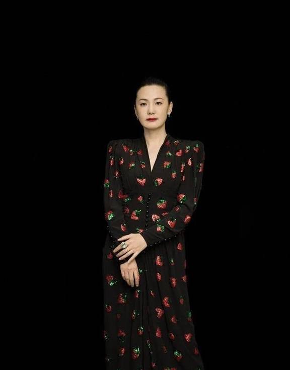 身材|又被咏梅惊艳了，微胖身材依然把碎花裙穿出高级美，这气质真绝