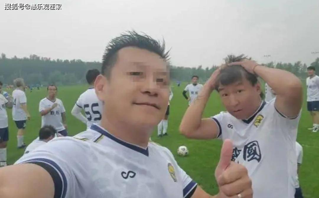 陈羽凡罕见现身，染黄发戴耳环，44岁的他也难逃