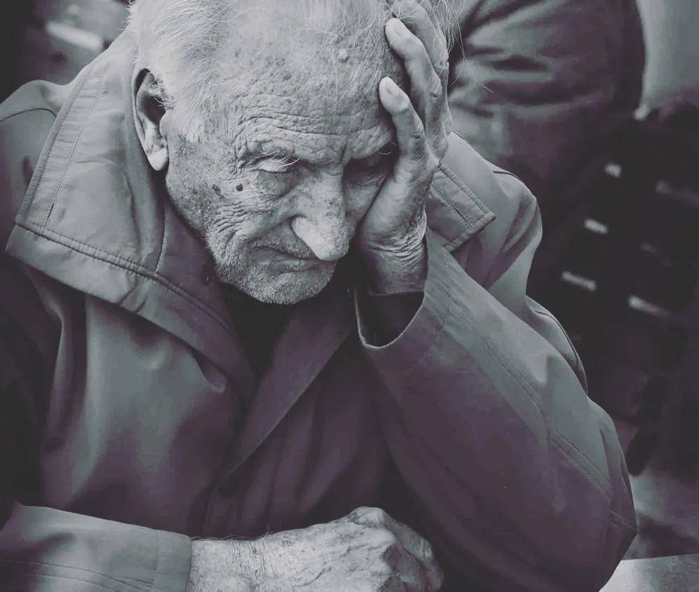 梦见活人死去，预兆背后的深层含义与心理解析