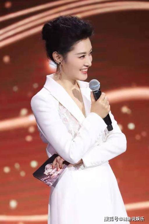 春晚|曾连续16年主持春晚的周涛，52岁状态似少女，岁月真的从不败美人