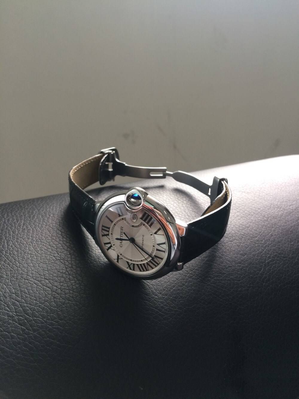 卡地亚手表钢表带和皮表带的表扣要怎么扣?