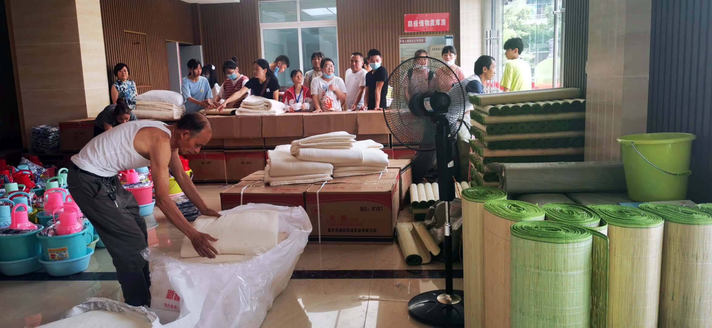 消息资讯|近1000名新生报道了，两名彝族姑娘第一次走出大山