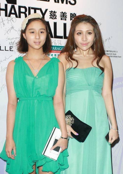 大妈|赌王千金晒女儿正脸照，穿灰T像大妈，还被嘲长得不如60岁的妈